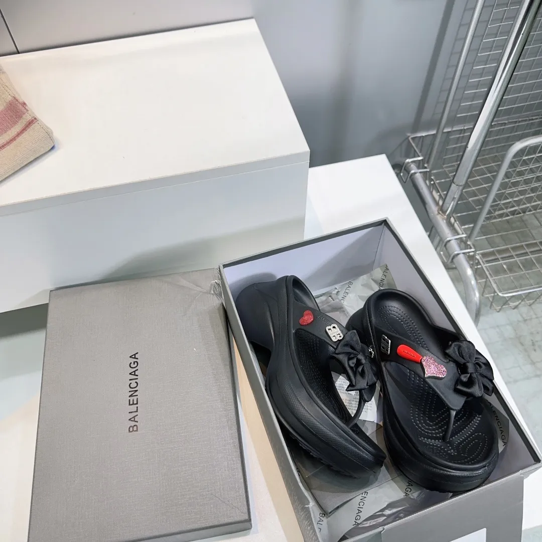 👟👟Ex-factory price 440👟👟 Top quality🔥Balenciaga 25 spring and summer latest thick-soled rubber jelly shoes flip-flops! 25 new spring dark horse items, fashion bloggers at home and abroad have put on foot shows, popular on social platforms at home and abroad, fashionistas must buy, various Parisian elements hardware buckle DIY, highly brand recognition All hardware is re-engraved and made with heavy gold molds Ingenious craftsmanship, accurately restoring every detail Original open-mold EVA rubber and plastic one-piece outsole Super light on the foot, a proper height-increasing artifact with an outsole height of 6cm Original full set of packaging Code number: 35-42 (40, 41, 42 are non-refundable) with original packaging